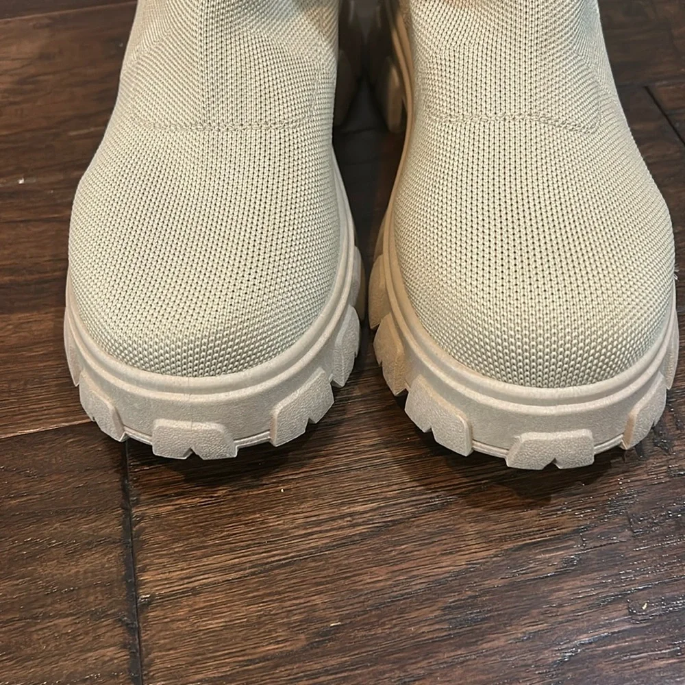 WILD DIVA LOUNGE Stretch Lug Sole Bootie 9 (best fit 8.5)